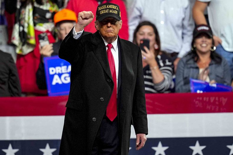 El candidato presidencial republicano, el expresidente Donald Trump, alza un puño en un mitin en el anfiteatro Atrium Health, el domingo 3 de noviembre de 2024, en Macon, Georgia. (AP Foto/Mike Stewart)