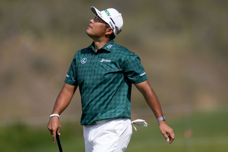 Hideki Matsuyama, de Japón, reacciona después de fallar un putt en el green del hoyo 13 durante la tercera ronda del evento de golf The Sentry, el sábado 4 de enero de 2025, en el campo Kapalua Plantation en Kapalua, Hawái. (AP Foto/Matt York)
