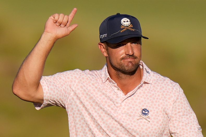 Bryson DeChambeau camina al green en el hoyo 13 durante la tercera ronda del U.S. Open el sábado 15 de junio del 2024. (AP Foto/Frank Franklin II)