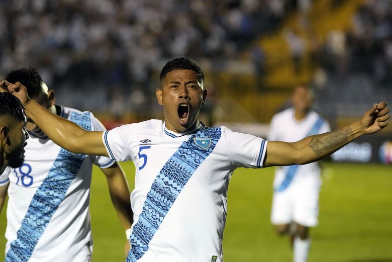 Petro Altan, de Guatemala, festeja tras anotar el segundo tanto ante El Salvador en un encuentro de la Liga de Naciones de la CONCACAF, el jueves 7 de septiembre de 2023 (AP Foto/Moisés Castillo)
