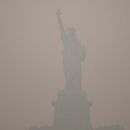 La Estatua de la Libertad cubierta de humo causado por incendios forestales procedentes de Canadá, el jueves 16 de julio de 2026, en Nueva York. (AP Foto/Yuki Iwamura)