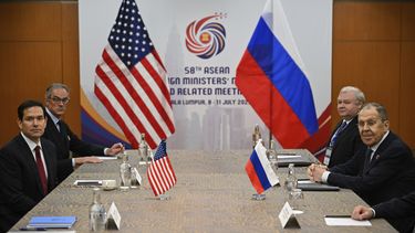 El secretario de Estado de Estados Unidos, Marco Rubio, a la izquierda, se reúne con el ministro ruso de Exteriores, Seguéi Lavrov, a la derecha, en un apare de la cumbre de ministros de Exteriores de la ASEAN en Kuala Lumpur, el jueves 10 de julio de 2025. (Mandel Ngan/Pool Foto via AP)