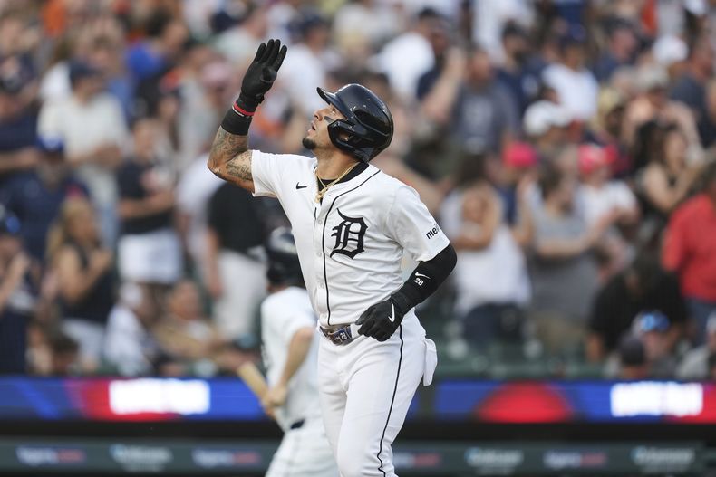 El boricua Javier Báez, de los Tigres de Detroit, celebra su jonrón ante los Piratas de Pittsburgh, el martes 17 de junio de 2025 (AP Foto/Paul Sancya)