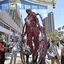 ARCHIVO - Una criatura robótica rueda frente al centro de convenciones el tercer día de Comic-Con International el 23 de julio de 2022 en San Diego. El espectáculo de cómics y cultura pop, que atrae a más de 130.000 fans anualmente se celebra este fin de semana. (Foto Denis Poroy/Invision/AP, archivo)