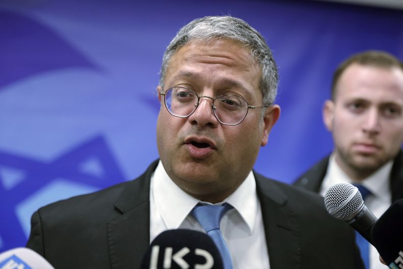 ARCHIVO - El ministro de Seguridad Nacional de Israel, Itamar Ben-Gvir, habla con periodistas antes de la reunión semanal del gabinete en la oficina del primer ministro en Jerusalén, el 19 de marzo de 2023. Cuando amenazas de muerte obligaron a la cantante pop irlandesa Sinéad OConnor a cancelar un concierto por la paz en Jerusalén en el verano de 1997, un joven llamado Itamar Ben-Gvir se atribuyó el mérito de la campaña en su contra. Hoy es el ministro de seguridad nacional de Israel. (Abir Sultan/Pool Photo via AP, archivo)
