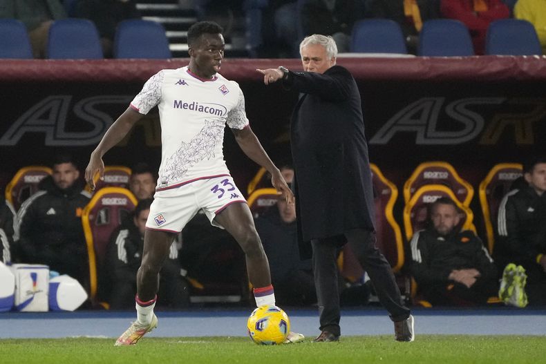 Jose Mourinho, derecha, entrenador de Roma, da instrucciones durante el partido de la Serie A del fútbol de Italia, en el partido entre Roma y Fiorentina en el estadio Olímpico de Roma, el domingo 10 de diciembre de 2023. (AP Foto/Gregorio Borgia)