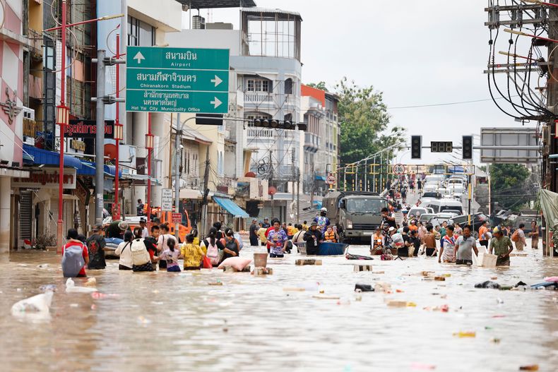 Gente camina entre las aguas inundadas en la provincia de Songkhla, en el sur de Tailandia, el jueves 27 de noviembre de 2025. (Foto AP/Sarot Meksophawannakul)