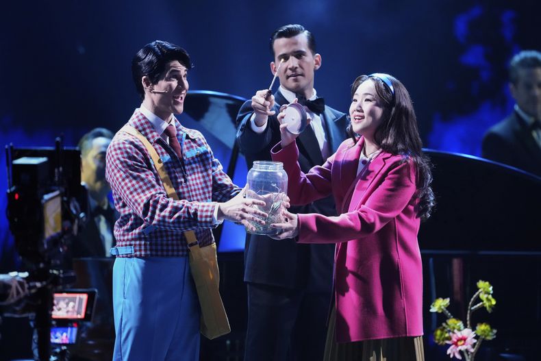 Darren Criss, a la izquierda, y Helen J Shen interpretan Never Fly Away de Maybe Happy Ending durante los 78os premios Tony el domingo 8 de junio de 2025, en el Radio City Music Hall de Nueva York. (Foto Charles Sykes/Invision/AP)