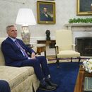 ARCHIVO - El presidente de la Cámara de Representantes, Kevin McCarthy, izquierda, escucha mientras el presidente Joe Biden habla antes de una reunión sobre el tope de endeudamiento federal, el martes 9 de mayo de 2023, en la Oficina Oval de la Casa Blanca, en Washington. (AP Foto/Evan Vucci, archivo)
