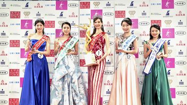 Concursantes, incluyendo a Karolina Shiino, centro, quien ganó el concurso Miss Nippon (Japón) Grand Prix, posan para un retrato tras el concurso en Tokyo, el lunes 22, de enero de 2024. Shiino renunció a su corona después de que se revelara que tuvo una relación sentimental con un hombre casado. (Miss Nippon Association vía AP)