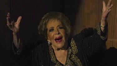 ARCHIVO - Silvia Pinal recibe el aplauso del público durante un homenaje a su trayectoria en el Palacio de Bellas Artes de la Ciudad de México el 29 de agosto de 2022. Pinal falleció el 28 de noviembre de 2024. Tenía 93 años. (Foto AP/Marco Ugarte, archivo)