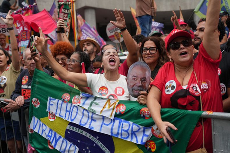 Partidarios del presidente de Brasil, Luíz Inacio Lula da Silva, que se postula para la reelección, vitorean mientras lo esperan en un mitin de campaña antes de la elección general de octubre, en Río de Janeiro, el viernes 2 de octubre de 2026. (AP Foto/Silvia Izquierdo)
