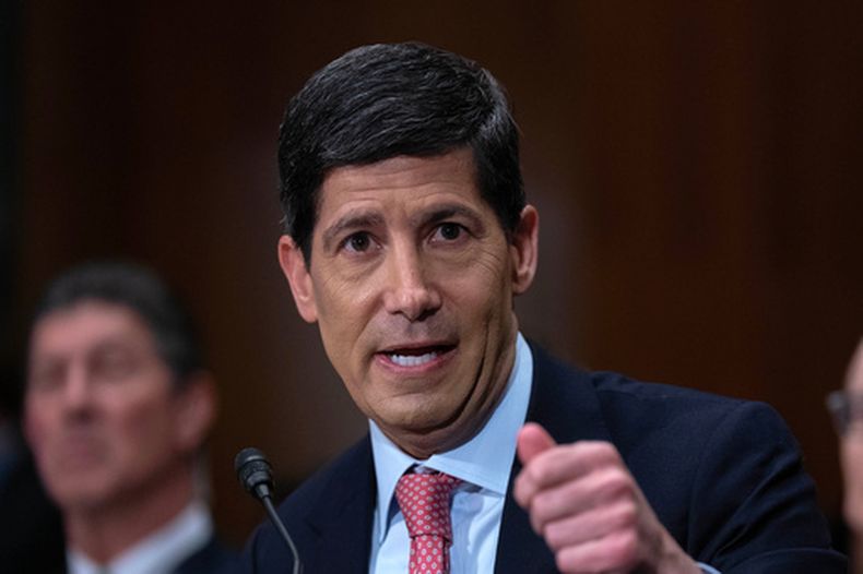 El presidente de la Reserva Federal de Estados Unidos, Kevin Warsh, comparece ante el Comité de Banca, Vivienda y Asuntos Urbanos del Senado para presentar el informe semestral de política monetaria ante el Congreso, en el Capitolio, el miércoles 15 de julio de 2026, en Washington. (AP Foto/Jose Luis Magana)