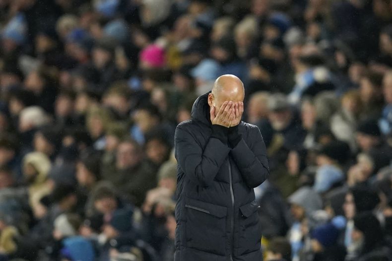 El técnico del Manchester City Pep Guardiola reacciona luego que Erling Haaland falló una ocasión de gol en el partido de la Liga Premier, el domingo 3 de diciembre de 2023, en Manchester. (AP Foto/Dave Thompson)