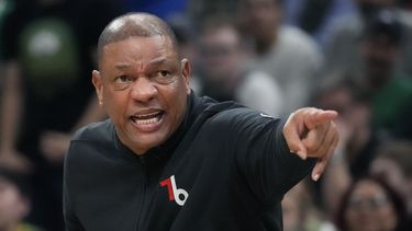ARCHIVO - El entrenador de los 76ers de Filadelfia Doc Rivers da instrucciones durante el partido de los playoffs contra los Celtics de Boston, el martes 9 de mayo de 2023. Rivers estaría a punto de finalizar un acuerdo para convertirse en el nuevo entrenador de los Bucks de Milwaukee. (AP Foto/Charles Krupa)