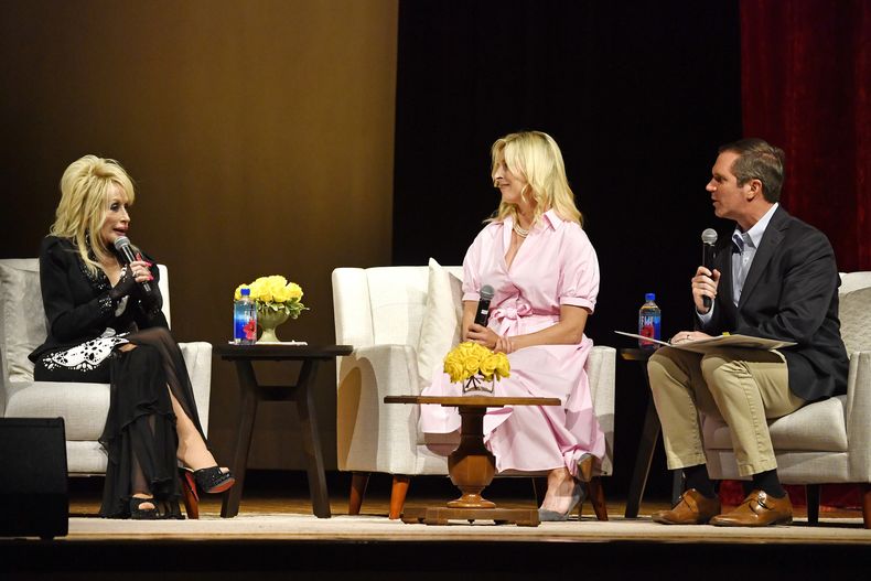 Dolly Parton, izquierda, habla con Brittany Beshear, centro, y el gobernador de Kentucky, Andy Beshear, para celebrar la ampliación de su programa Imagination Library en Kentucky en el Lyric Theatre de Lexington, Kentucky, el martes 27 de agosto de 2024. La biblioteca ya está disponible a los 120 condados de Kentucky y ofrece libros gratuitos a niños de hasta 5 años. (AP Photo/Timothy D. Easley)