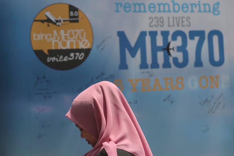 ARCHIVO - Una niña se encuentra frente a un tablero de mensajes de condolencias durante el evento del Día del Recuerdo del MH370 en Kuala Lumpur, Malasia, el 3 de marzo de 2019. (Foto AP/Vincent Thian, archivo)