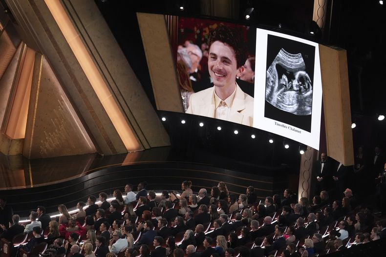 Timothée Chalamet aparece en una pantalla entre el público durante la ceremonia de los Oscar el domingo 2 de marzo de 2025 en el Teatro Dolby de Los Ángeles. (Foto AP/Chris Pizzello)