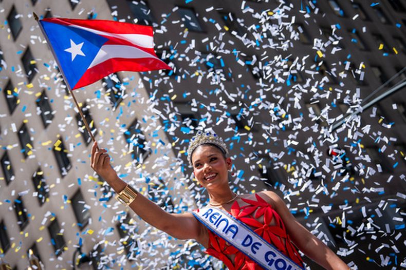 Una mujer participa en el Desfile Nacional del Día de Puerto Rico, el domingo 14 de junio de 2026 en Nueva York. (Foto AP/Adam Gray)