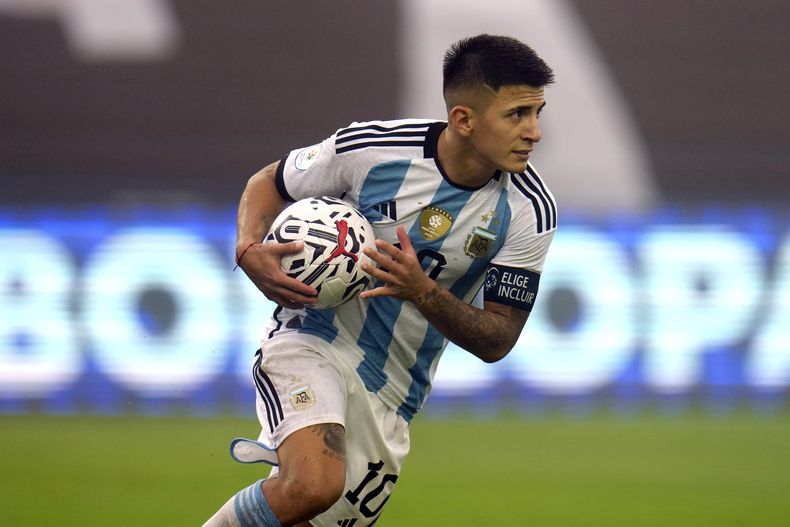 ARCHIVO - Foto del 8 de febrero del 2024, el argentino Thiago Almada celebra tras anotar el segundo gol de su selección ante Paraguay en el preolímpico en Caracas, Venezuela. El sábado 6 de julio del 2024, el Atlanta United anuncia que traspasó a Almada al Botofago. (AP Foto/Matias Delacroix, Archivo)