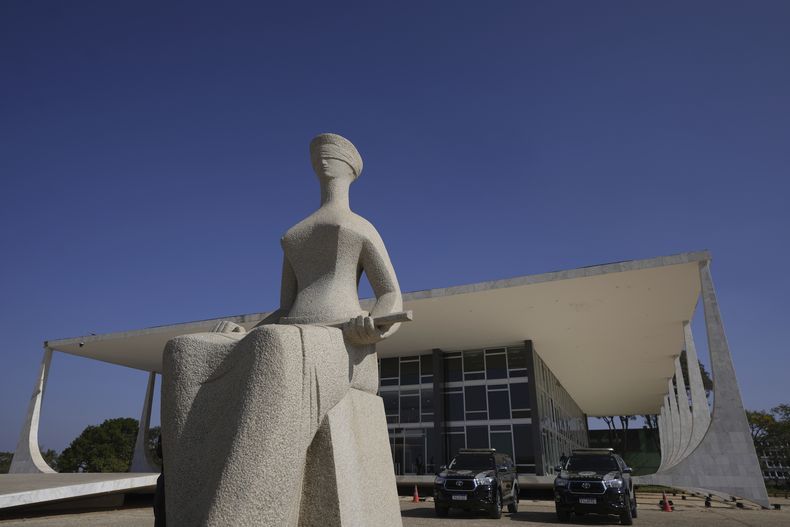 La Dama de la Justicia se yergue frente al Supremo Tribunal Federal, el lunes 2 de septiembre de 2024, en Brasilia, Brasil. (AP Foto/Eraldo Peres)