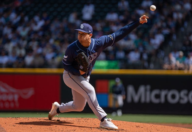Ian Seymour, abridor de los Rays de Tampa Bay, trabaja en la primera entrada del juego de béisbol de Grandes Ligas contra los Marineros de Seattle, el domingo 9 de agosto de 2026, en Seattle. (AP Foto/Stephen Brashear)