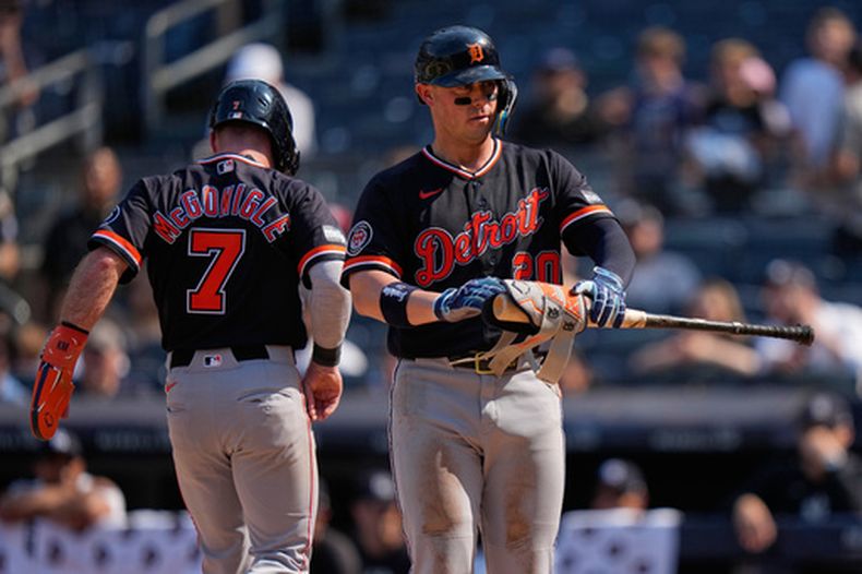 Kevin McGonigle (7), de los Tigres de Detroit, anota carrera de caballito después de que Spencer Torkelson (20) recibiera base por bolas con la casa llena durante la 11ma entrada del juego de béisbol de Grandes Ligas contra los Yankees de Nueva York, el miércoles 1 de julio de 2026, en Nueva York. (AP Foto/Frank Franklin II)