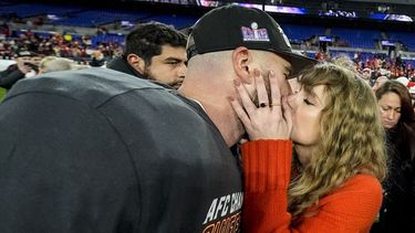 Taylor Swift besa al tight end de los Chiefs de Kansas City Travis Kelce después del partido de campeonato de la AFC contra los Ravens de Baltimore el domingo 28 de enero de 2024, en Baltimore. Los Chiefs ganaron 17-10. (Foto AP/Julio Cortez)