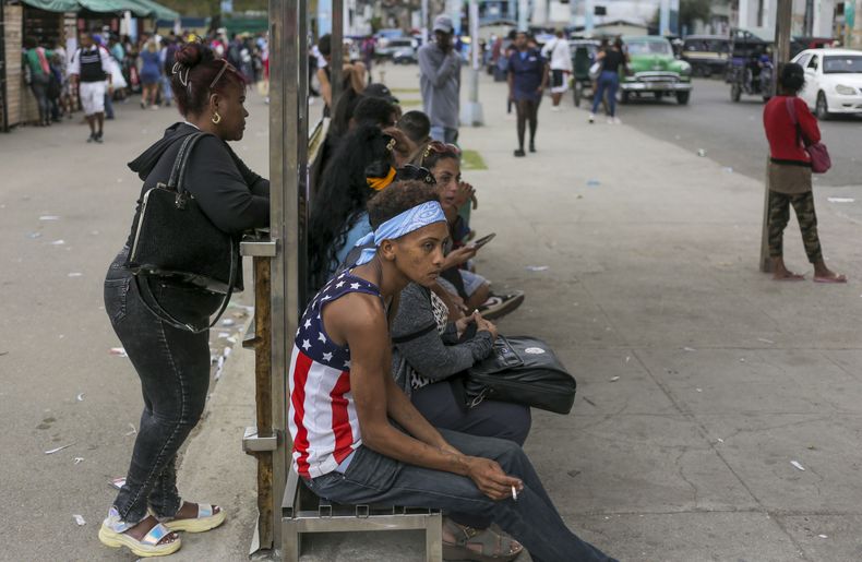 Un pasajero lleva una camiseta con la bandera de Estados Unidos en una parada de autobús en La Habana, Cuba, el miércoles 15 de enero de 2025. (Foto AP/Ariel Ley)