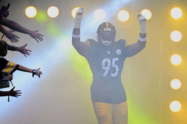 El tackle defensivo de los Steelers de Pittsburgh Keeanu Benton corre al campo para el encuentro de pretemporada ante los Packers de Green Bay el jueves 13 de agosto del 2026. (AP Foto/David Dermer)