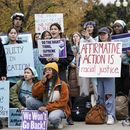 ARCHIVO - Varios activistas se manifiestan mientras la Corte Suprema escucha argumentos sobre dos casos que podrían decidir el futuro de la discriminación positiva en las admisiones universitarias, en Washington 31 de octubre de 2022. (AP Foto/J. Scott Applewhite, Archivo)