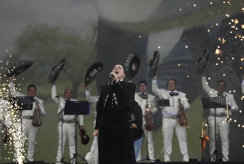 La cantante mexicana Camila Fernández durante su concierto en el segundo día del festival Arre en la Ciudad de México el 10 de septiembre de 2023. (Foto AP/Fernando Llano)