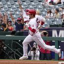 Shohei Ohtani pega un jonrón por los Angelinos de Los Ángeles ante los Piratas de Pittsburgh, el domingo 23 de julio de 2023, en Anaheim, California. (AP Foto/Mark J. Terrill)