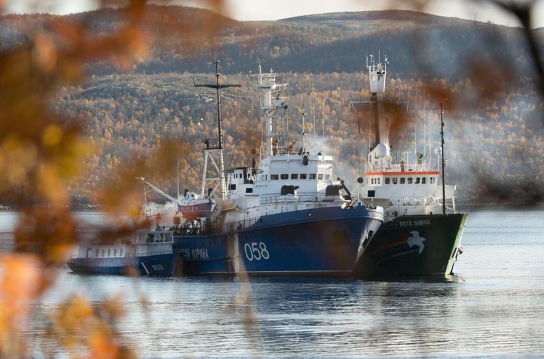 Esta fotograf&iacute;a difundida por Greenpeace el jueves 1 de octubre del 2013 muestra el barco Arctic Sunrise del organismo activista, derecha, anclado junto a un escampav&iacute;as de la Guardia Costera rusa en el golfo de Kolskii, cerca de Murmansk, R
