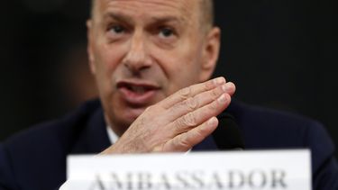 AP VERIFICA: Cuestionables alegatos de Trump sobre Sondland