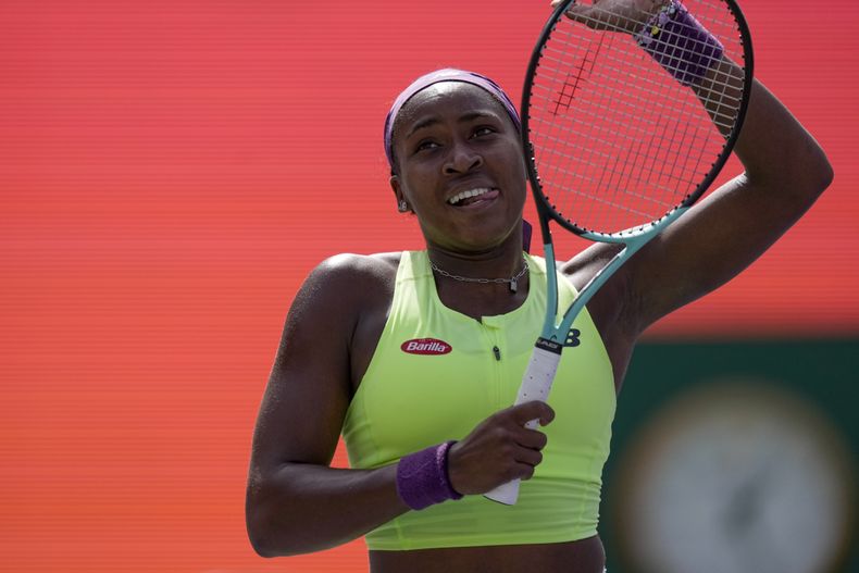 Coco Gauff, de Estados Unidos, celebra tras derrotar a Clara Burel, de Francia, en el torneo de tenis BNP Paribas Open, el sábado 9 de marzo de 2024, en Indian Wells, California (AP Foto/Mark J. Terrill).