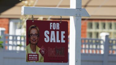 Un cartel indica que una vivienda está en venta en Niles, Illinois, el 1 de julio del 2024. (AP foto/Nam Y. Huh)