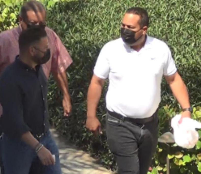 El exalcalde de Humacao Reinaldo Vargas Rodr&iacute;guez junto al exalcalde de Cata&ntilde;o F&eacute;lix Delgado Montalvo. En la foto, Vargas Rodr&iacute;guez sostiene una bolsa con $10,000 en efectivo producto de un soborno.