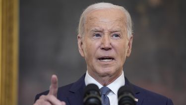 El presidente Joe Biden comenta sobre el veredicto en el juicio de dinero a cambio de silencio que enfrenta el expresidente Donald Trump y sobre Oriente Medio, desde el Comedor de Estado de la Casa Blanca, el viernes 31 de mayo de 2024, en Washington. (AP Foto/Evan Vucci)