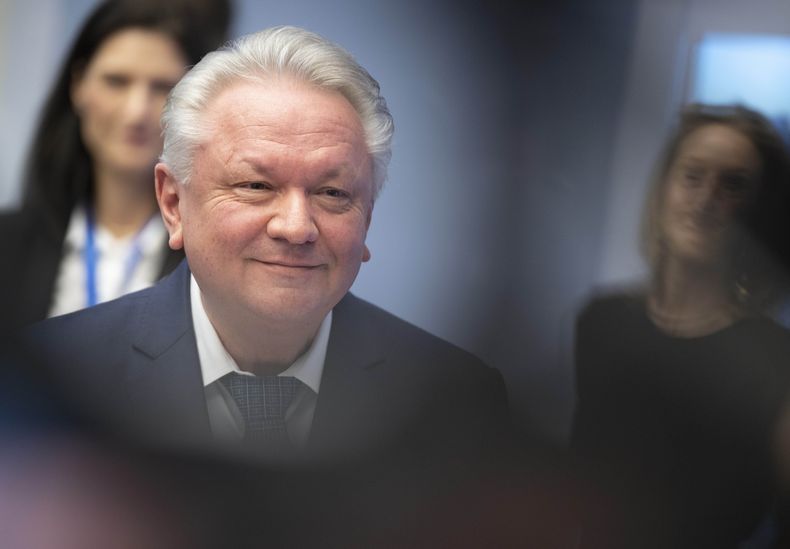 ARCHIVO - Armin Papperger, director ejecutivo de Rheinmetall, fabricante alemán de armas y vehículos automotores, llega al evento de incorporación de la empresa al índice DAX, en el piso de la Bolsa de Valores de Frankfurt, en Frankfurt, Alemania, el 20 de marzo de 2023. (Boris Roessler/dpa vía AP, Archivo)