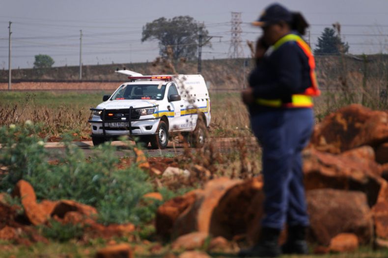 Investigadores forenses trabajan en el lugar donde se descubrió el cuerpo de una mujer, en las afueras de Johannesburgo, Sudáfrica, el jueves 17 de septiembre de 2026. (Foto AP/Themba Hadebe)