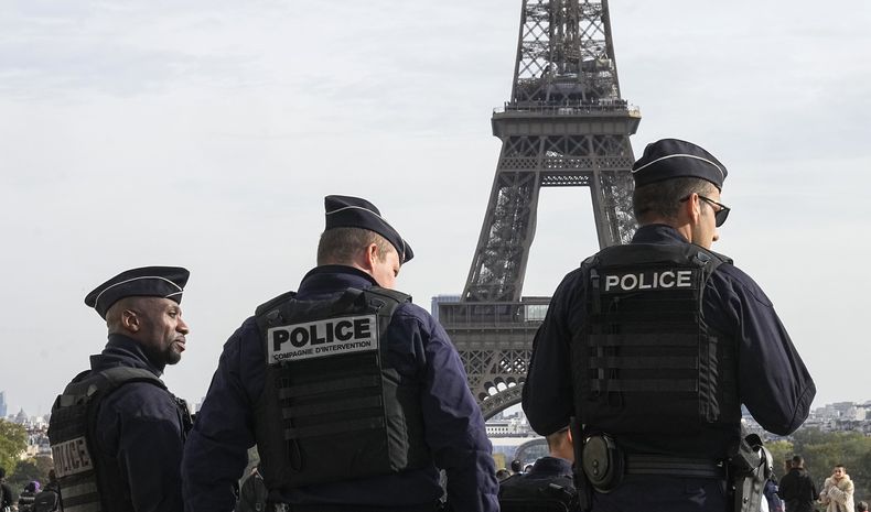 ARCHIVO- Foto del 17 de octubre del 2023, la policía cerca de la plaza Trocadero frente la Torre Eiffel. El viernes 31 de mayo del 2024, el Ministerio del Interior de Francia confirmó que evitaron un plan de ataque durante los Juegos Olímpicos. (AP Foto/Michel Euler, Archivo)