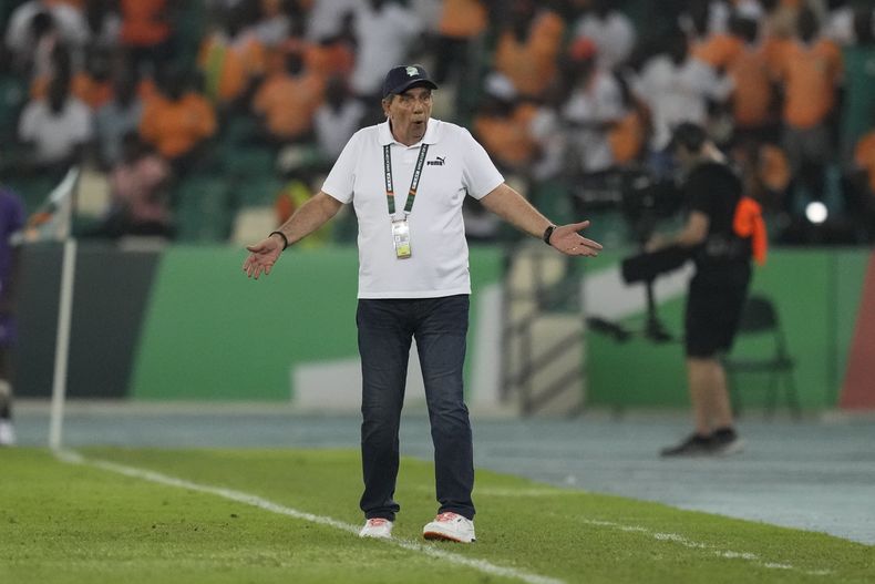 El técnico de Costa de Marfil Jean-Louis Gasset durante el partido contra Guinea Ecuatorial en la Copa Africana de Naciones, el lunes 22 de enero de 2024, en Abiyán, Costa de Marfil. (AP Foto/Sunday Alamba)