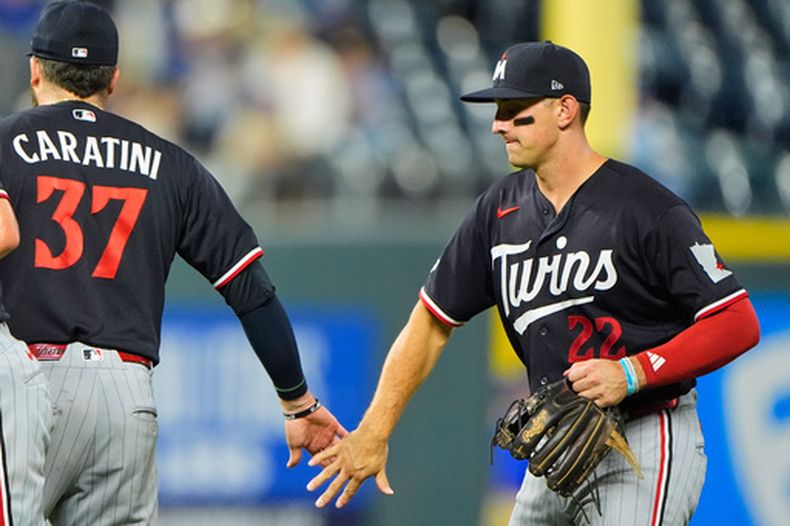 Brooks Lee, de los Mellizos de Minnesota, festeja con el boricua Víctor Caratini, tras el triunfo sobre los Reales de Kansas City, el jueves 6 de agosto de 2026 (AP Foto/Charlie Riedel)