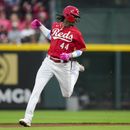El dominicano Elly de la Cruz, de los Rojos de Cincinnati, avanza a segunda en un error durante el juego del martes 20 de junio de 2023, ante los Rockies de Colorado (AP Foto/Aaron Doster)