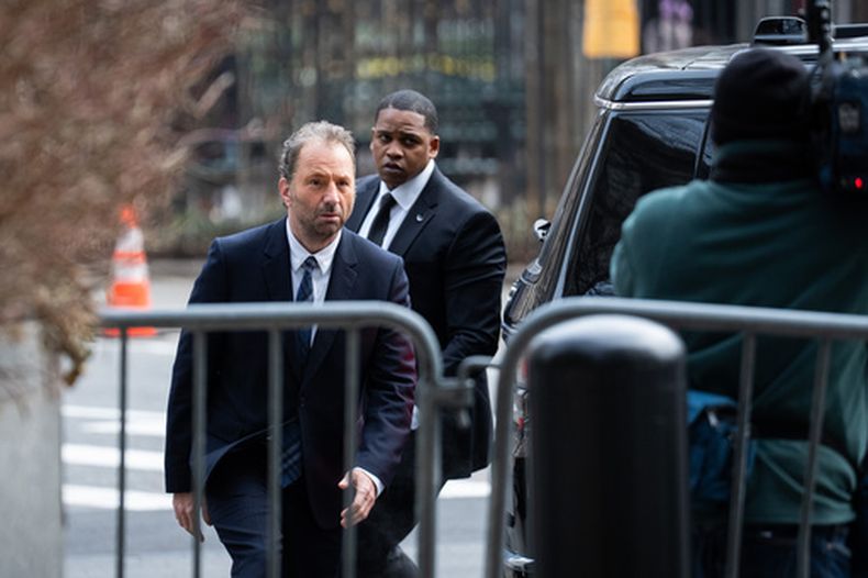 Michael Rapino, CEO de Live Nation Entertainment Inc., llega al tribunal federal de Manhattan, jueves 19 de marzo de 2026 en Nueva York. (Foto AP/Adam Gray)