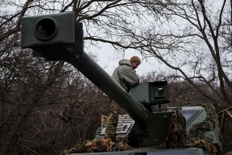 Un soldado ucraniano de la brigada Azov en un obús autopropulsado Dita tras disparar contra posiciones rusas en el frente de batalla, en la región de Donetsk, Ucrania, el jueves 23 de enero de 2025. (AP Foto/Evgeniy Maloletka)