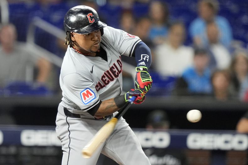 El dominicano de los Guardianes de Cleveland Jose Ramirez da un batazo en la primera entrada del encuentro ante los Marlins de Miami el viernes 7 de junio del 2024. (AP Foto/Lynne Sladky)