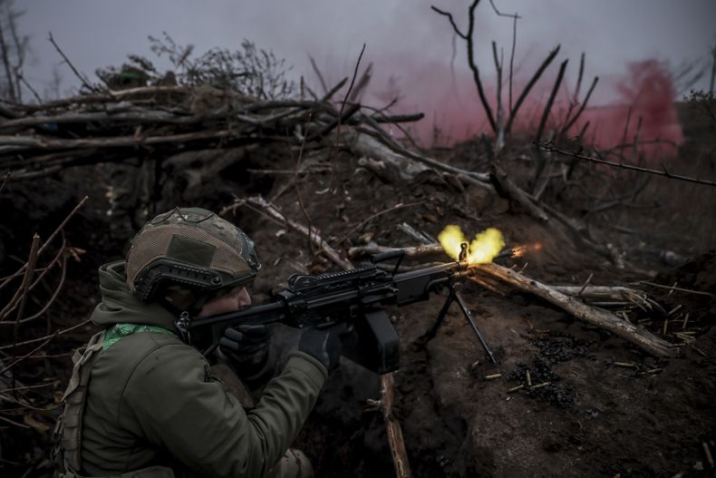 En esta fotografía proporcionada por el servicio de prensa de la 24ta Brigada Mecanizada de Ucrania, un soldado de la unidad mejora sus habilidades tácticas en el campo de entrenamiento de la región de Donetsk, Ucrania, el viernes 29 de noviembre de 2024. (Oleg Petrasiuk/24ta Brigada Mecanizada de Ucrania vía AP)