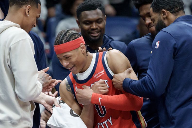 Jeremiah Fears, de los Pelicans de Nueva Orleáns, es felicitado por sus compañeros tras anotar 40 puntos en el duelo ante el Jazz de Utah, el martes 7 de abril de 2026 (AP Foto/Matthew Hinton)